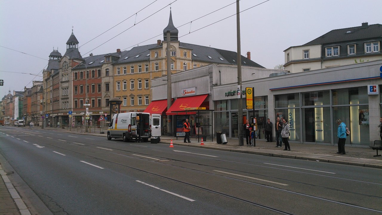 Bünaustraße seit heute wieder mit Haltestellenhäuschen