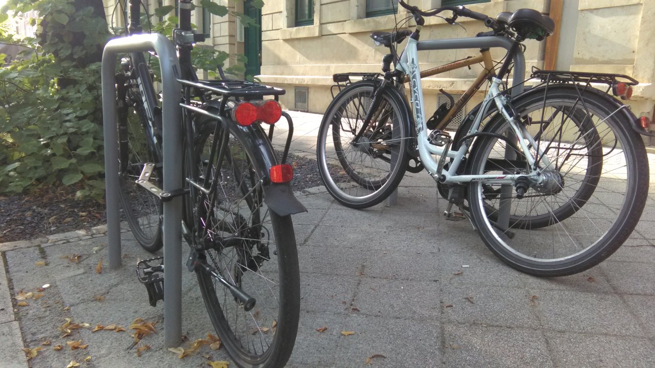 Endlich vor dem Haus parken – Meine Fahrradständer sind da!
