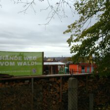 Banner der BI am benachbarten Kleingartengelände