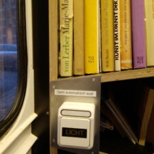 Lichtschalter in der Bücherzelle