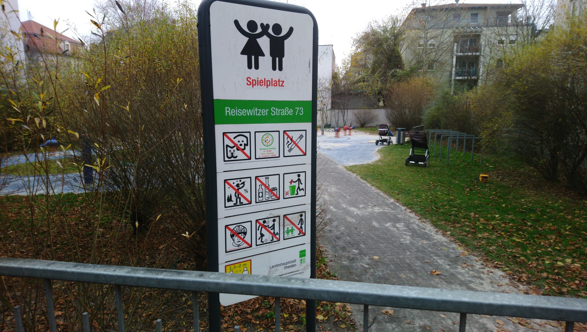 Schild am Eingang vom Spielplatz Reisewitzer Straße 74 mit Piktogrammen