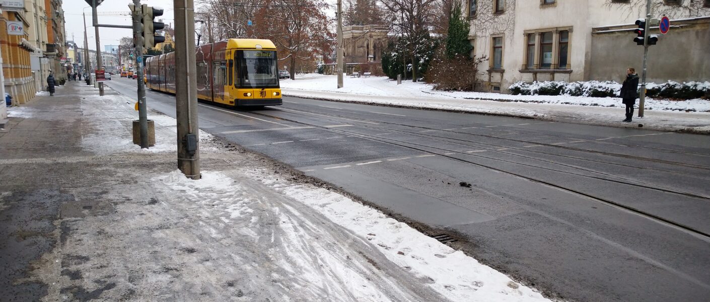 Eine gelbe Straßenbahn der Linie 6 (erste neue Generation) auf der Kesselsdorfer Straße / Rudolf-Renner-Straße am 14.12.2022