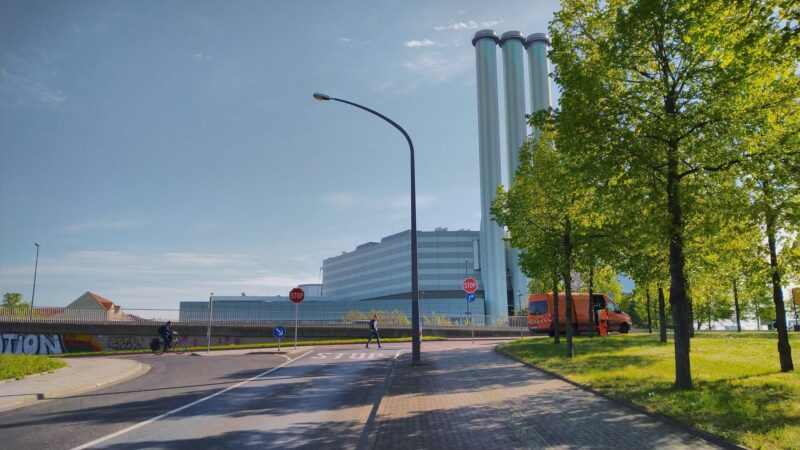 Rad- und Fußweg rechts neben der Straße zum Kraftwerk Nossener Brücke. Die zwei STOP-Schilder (links und rechts der Fahrbahn) sind montiert. Die Bauarbeiter räumen nur noch zusammen.