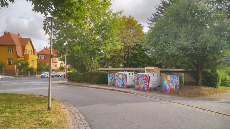 Glas-Container, links ein historisches Haus der Siedlung Briesnitz, rechts geht der Wirtschaftsweg ab