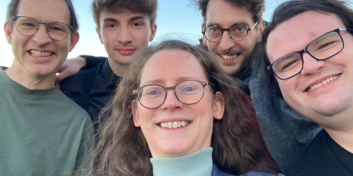 5 Personen lachen auf einem Selfi in die Kamera. Auf dem Bild: Susanne Krause (vorne), Alexander Bigga, Eddie Lück, Georg Jänecke, Alic Nils Kröber