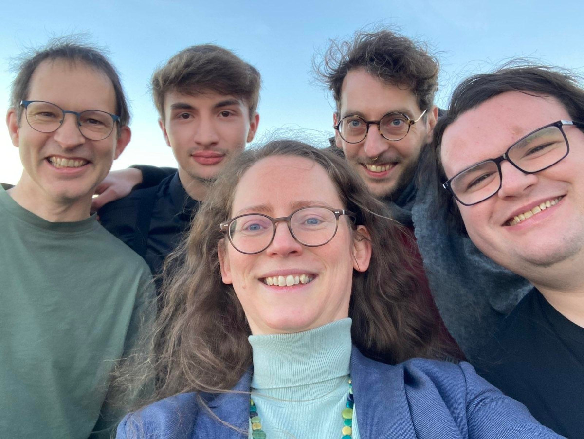 5 Personen lachen auf einem Selfi in die Kamera. Auf dem Bild: Susanne Krause (vorne), Alexander Bigga, Eddie Lück, Georg Jänecke, Alic Nils Kröber