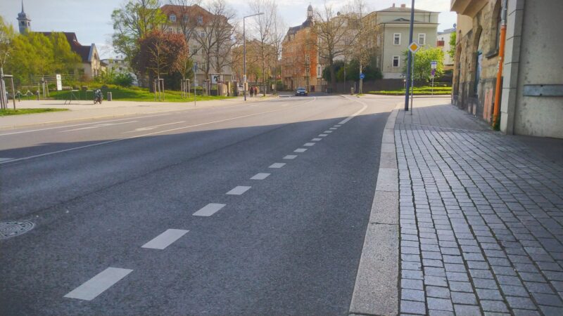 Mehrere Fahrspuren der Tharandter Straße. Von rechts mündet die Schillingstraße ein. Es gibt keine Fußgängerquerung in diesem Bereich.