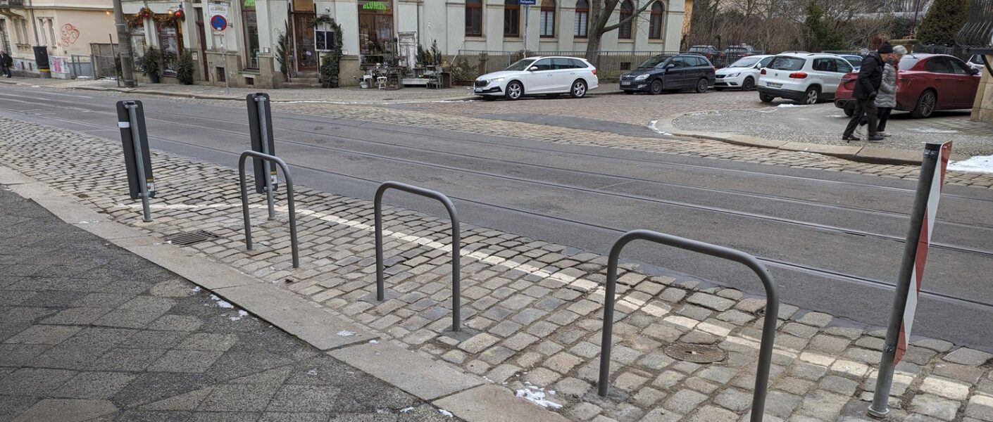 Drei Fahrradbügel längs zur Fahrtrichtung, zusätzlich abmarkiert