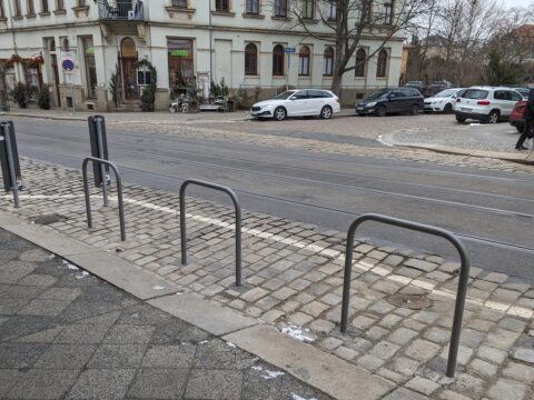 Fahrradbügel auf der Warthaer – Lob und Kritik