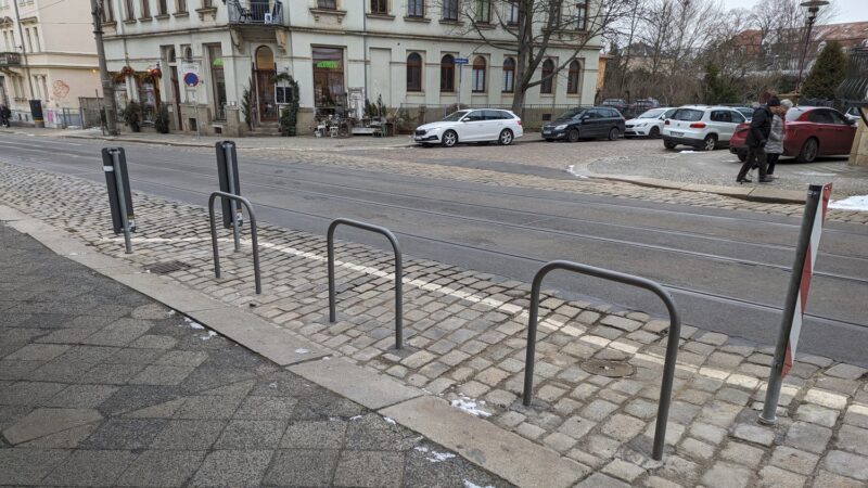 Drei Fahrradbügel längs zur Fahrtrichtung, zusätzlich abmarkiert