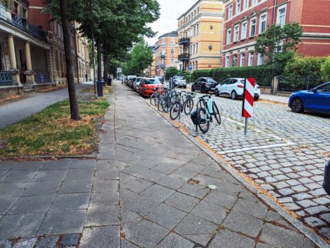 Schulwegsicherheit verbessert – mit Elterntaxi-Haltestellen, Markierungen und Fahrradbügeln