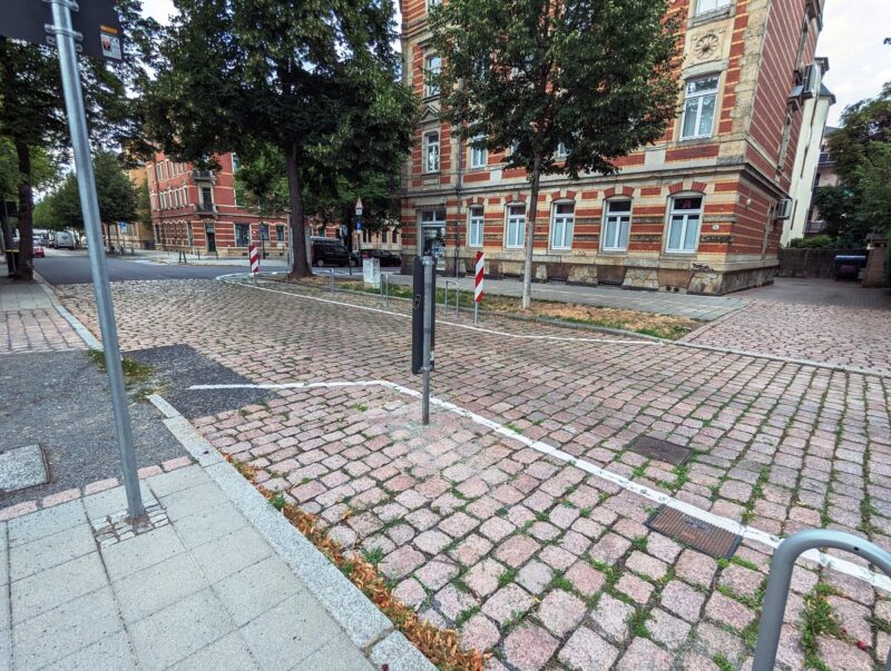 Vor der Apotheke und Ärztehaus sind 4 Fahrradbügel auf der Fahrbahn installiert und zwei Warnbarken markieren diesen Bereich.