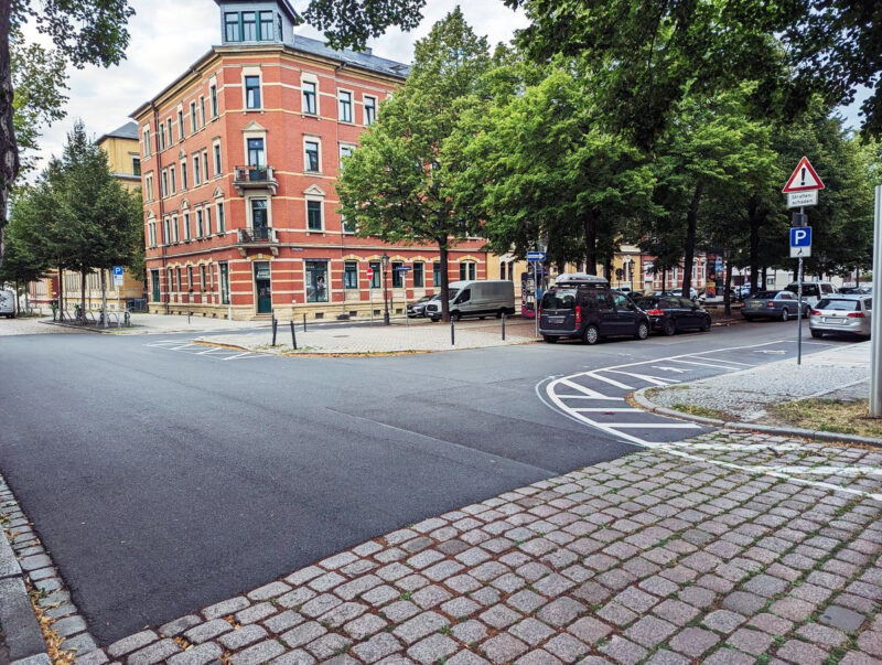 Auf dem Schillingplatz / Bünaustraße sind die Ecken mit Sperrflächen markiert.